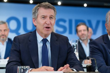 Cuca Gamarra ve PP Başkanı Alberto Nuez Feijoo, 12 Mayıs 2025 tarihinde İspanya 'nın Madrid kentinde Ulusal Yürütme Komitesi' nin genel merkezinde toplandılar.