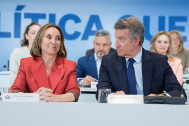 Cuca Gamarra ve PP Başkanı Alberto Nuez Feijoo, 12 Mayıs 2025 tarihinde İspanya 'nın Madrid kentinde Ulusal Yürütme Komitesi' nin genel merkezinde toplandılar.