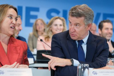 Cuca Gamarra ve PP Başkanı Alberto Nuez Feijoo, 12 Mayıs 2025 tarihinde İspanya 'nın Madrid kentinde Ulusal Yürütme Komitesi' nin genel merkezinde toplandılar.