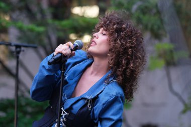 Şarkıcı Mel Omana, 13 Mayıs 2025 tarihinde İspanya 'nın Madrid kentinde bulunan SGAE genel merkezinde 