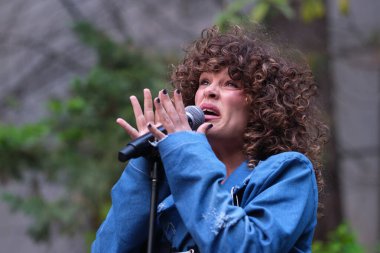 Şarkıcı Mel Omana, 13 Mayıs 2025 tarihinde İspanya 'nın Madrid kentinde bulunan SGAE genel merkezinde 