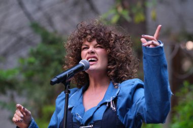 Şarkıcı Mel Omana, 13 Mayıs 2025 tarihinde İspanya 'nın Madrid kentinde bulunan SGAE genel merkezinde 