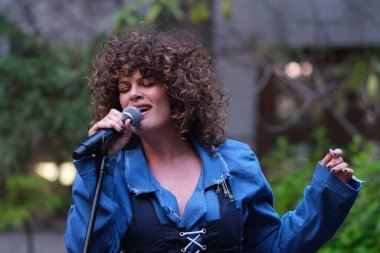 Şarkıcı Mel Omana, 13 Mayıs 2025 tarihinde İspanya 'nın Madrid kentinde bulunan SGAE genel merkezinde 