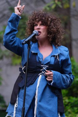 Şarkıcı Mel Omana, 13 Mayıs 2025 tarihinde İspanya 'nın Madrid kentinde bulunan SGAE genel merkezinde 