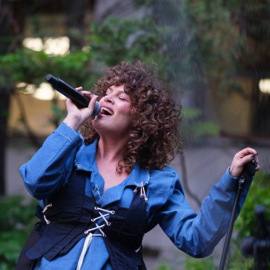 Şarkıcı Mel Omana, 13 Mayıs 2025 tarihinde İspanya 'nın Madrid kentinde bulunan SGAE genel merkezinde 