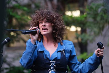 Şarkıcı Mel Omana, 13 Mayıs 2025 tarihinde İspanya 'nın Madrid kentinde bulunan SGAE genel merkezinde 