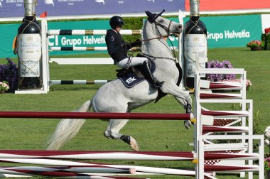  Longines Global Şampiyonlar Turu sırasında Madrid Club de Campo Villa de Madrid 'de 18 Mayıs 2025' te Madrid, İspanya 'da yarışan sürücü.