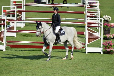  Longines Global Şampiyonlar Turu sırasında Madrid Club de Campo Villa de Madrid 'de 18 Mayıs 2025' te Madrid, İspanya 'da yarışan sürücü.
