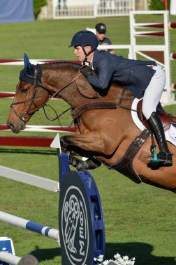  Longines Global Şampiyonlar Turu sırasında Madrid Club de Campo Villa de Madrid 'de 18 Mayıs 2025' te Madrid, İspanya 'da yarışan sürücü.