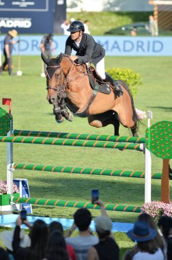  Longines Global Şampiyonlar Turu sırasında Madrid Club de Campo Villa de Madrid 'de 18 Mayıs 2025' te Madrid, İspanya 'da yarışan sürücü.