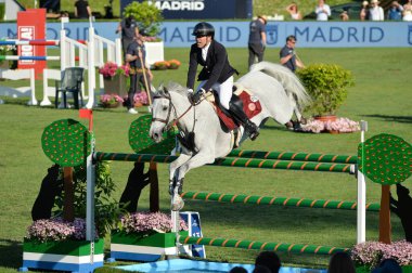  Longines Global Şampiyonlar Turu sırasında Madrid Club de Campo Villa de Madrid 'de 18 Mayıs 2025' te Madrid, İspanya 'da yarışan sürücü.