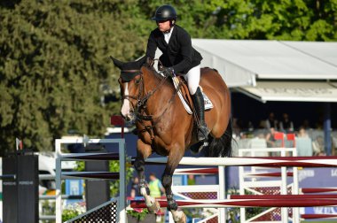  Longines Global Şampiyonlar Turu sırasında Madrid Club de Campo Villa de Madrid 'de 18 Mayıs 2025' te Madrid, İspanya 'da yarışan sürücü.