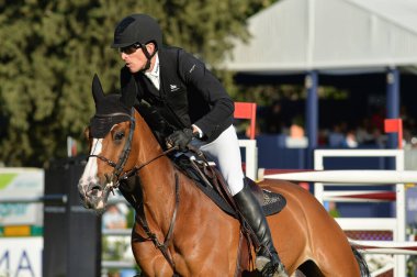  Longines Global Şampiyonlar Turu sırasında Madrid Club de Campo Villa de Madrid 'de 18 Mayıs 2025' te Madrid, İspanya 'da yarışan sürücü.