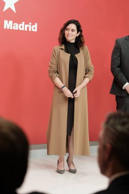 Madrid Topluluğu Başkanı Isabel Daz Ayuso, 19 Mayıs 2025 tarihinde İspanya 'da, İspanya Kraliyet Posta Ofisi' nde Barolar Birliği 'ne karşı bir dilekçe imzalarken,