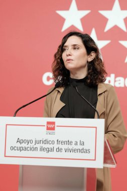 Madrid Topluluğu Başkanı Isabel Daz Ayuso, 19 Mayıs 2025 tarihinde İspanya 'da, İspanya Kraliyet Posta Ofisi' nde Barolar Birliği 'ne karşı bir dilekçe imzalarken,