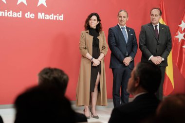 Madrid Topluluğu Başkanı Isabel Daz Ayuso, 19 Mayıs 2025 tarihinde İspanya 'da, İspanya Kraliyet Posta Ofisi' nde Barolar Birliği 'ne karşı bir dilekçe imzalarken,