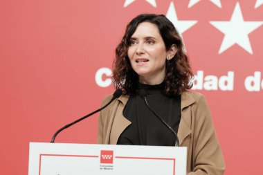 Madrid Topluluğu Başkanı Isabel Daz Ayuso, 19 Mayıs 2025 tarihinde İspanya 'da, İspanya Kraliyet Posta Ofisi' nde Barolar Birliği 'ne karşı bir dilekçe imzalarken,