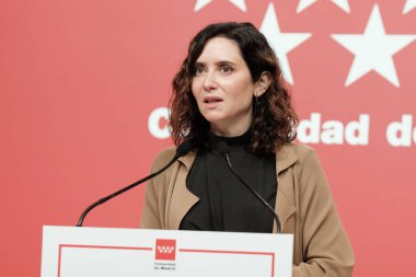 Madrid Topluluğu Başkanı Isabel Daz Ayuso, 19 Mayıs 2025 tarihinde İspanya 'da, İspanya Kraliyet Posta Ofisi' nde Barolar Birliği 'ne karşı bir dilekçe imzalarken,