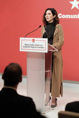 Madrid Topluluğu Başkanı Isabel Daz Ayuso, 19 Mayıs 2025 tarihinde İspanya 'da, İspanya Kraliyet Posta Ofisi' nde Barolar Birliği 'ne karşı bir dilekçe imzalarken,