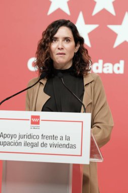 Madrid Topluluğu Başkanı Isabel Daz Ayuso, 19 Mayıs 2025 tarihinde İspanya 'da, İspanya Kraliyet Posta Ofisi' nde Barolar Birliği 'ne karşı bir dilekçe imzalarken,