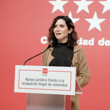 Madrid Topluluğu Başkanı Isabel Daz Ayuso, 19 Mayıs 2025 tarihinde İspanya 'da, İspanya Kraliyet Posta Ofisi' nde Barolar Birliği 'ne karşı bir dilekçe imzalarken,