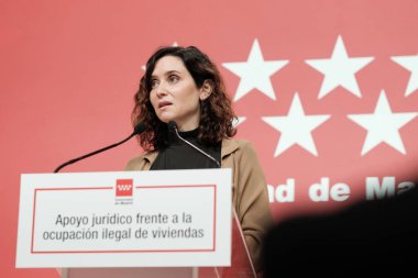 Madrid Topluluğu Başkanı Isabel Daz Ayuso, 19 Mayıs 2025 tarihinde İspanya 'da, İspanya Kraliyet Posta Ofisi' nde Barolar Birliği 'ne karşı bir dilekçe imzalarken,