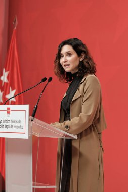Madrid Topluluğu Başkanı Isabel Daz Ayuso, 19 Mayıs 2025 tarihinde İspanya 'da, İspanya Kraliyet Posta Ofisi' nde Barolar Birliği 'ne karşı bir dilekçe imzalarken,
