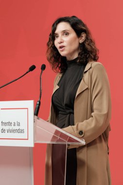 Madrid Topluluğu Başkanı Isabel Daz Ayuso, 19 Mayıs 2025 tarihinde İspanya 'da, İspanya Kraliyet Posta Ofisi' nde Barolar Birliği 'ne karşı bir dilekçe imzalarken,