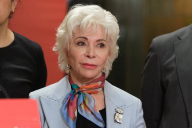 Yazar Isabel Allende 22 Mayıs 2025 'te Madrid, İspanya' da Cervantes Enstitüsü 'nde düzenlenen törende 