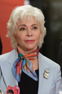 Yazar Isabel Allende 22 Mayıs 2025 'te Madrid, İspanya' da Cervantes Enstitüsü 'nde düzenlenen törende 