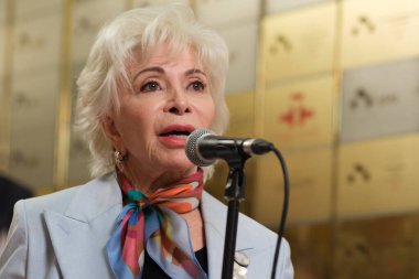 Yazar Isabel Allende 22 Mayıs 2025 'te Madrid, İspanya' da Cervantes Enstitüsü 'nde düzenlenen törende 