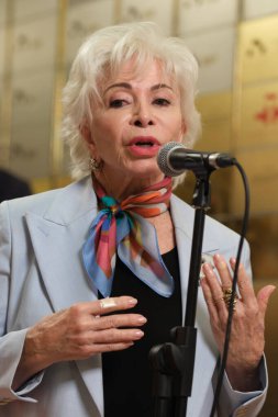 Yazar Isabel Allende 22 Mayıs 2025 'te Madrid, İspanya' da Cervantes Enstitüsü 'nde düzenlenen törende 