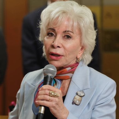 Yazar Isabel Allende 22 Mayıs 2025 'te Madrid, İspanya' da Cervantes Enstitüsü 'nde düzenlenen törende 