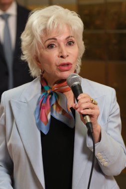 Yazar Isabel Allende 22 Mayıs 2025 'te Madrid, İspanya' da Cervantes Enstitüsü 'nde düzenlenen törende 