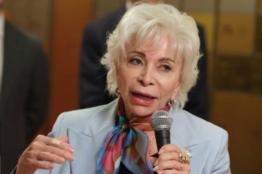 Yazar Isabel Allende 22 Mayıs 2025 'te Madrid, İspanya' da Cervantes Enstitüsü 'nde düzenlenen törende 