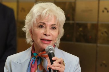 Yazar Isabel Allende 22 Mayıs 2025 'te Madrid, İspanya' da Cervantes Enstitüsü 'nde düzenlenen törende 