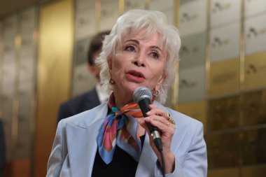 Yazar Isabel Allende 22 Mayıs 2025 'te Madrid, İspanya' da Cervantes Enstitüsü 'nde düzenlenen törende 