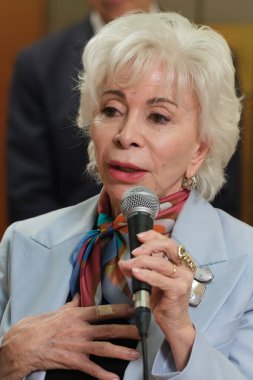 Yazar Isabel Allende 22 Mayıs 2025 'te Madrid, İspanya' da Cervantes Enstitüsü 'nde düzenlenen törende 