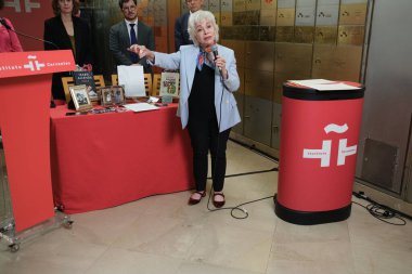 Yazar Isabel Allende 22 Mayıs 2025 'te Madrid, İspanya' da Cervantes Enstitüsü 'nde düzenlenen törende 