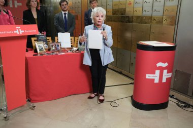 Yazar Isabel Allende 22 Mayıs 2025 'te Madrid, İspanya' da Cervantes Enstitüsü 'nde düzenlenen törende 