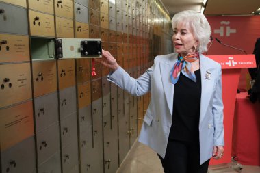 Yazar Isabel Allende 22 Mayıs 2025 'te Madrid, İspanya' da Cervantes Enstitüsü 'nde düzenlenen törende 