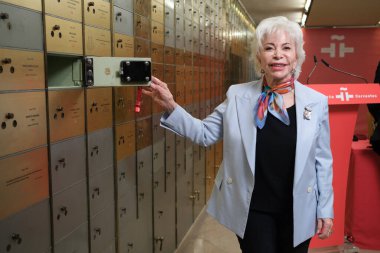 Yazar Isabel Allende 22 Mayıs 2025 'te Madrid, İspanya' da Cervantes Enstitüsü 'nde düzenlenen törende 