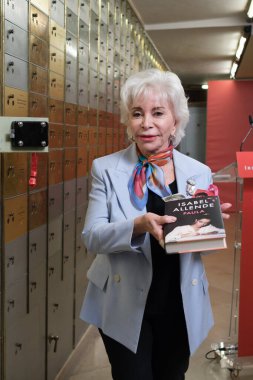 Yazar Isabel Allende 22 Mayıs 2025 'te Madrid, İspanya' da Cervantes Enstitüsü 'nde düzenlenen törende 