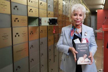 Yazar Isabel Allende 22 Mayıs 2025 'te Madrid, İspanya' da Cervantes Enstitüsü 'nde düzenlenen törende 