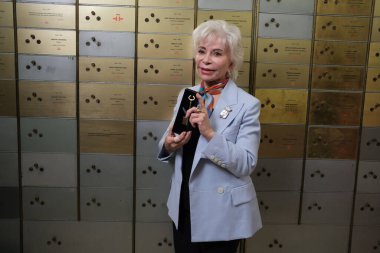 Yazar Isabel Allende 22 Mayıs 2025 'te Madrid, İspanya' da Cervantes Enstitüsü 'nde düzenlenen törende 