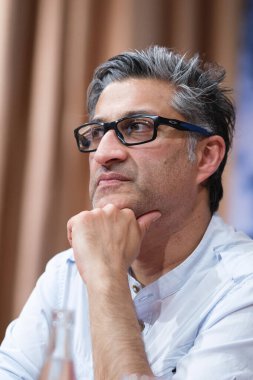 Yönetmen Asif Kapadia RIZOMA Festivali sırasında Madrid 'deki SGAE Vakfı' nda sunum sırasında, 28 Mayıs 2025, İspanya