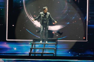 Şarkıcı Chayanne, 29 Mayıs 2025 'te İspanya' nın Madrid kentinde Movistar Arena 'da verdiği konserde performans sergiliyor.