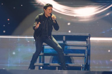 Şarkıcı Chayanne, 29 Mayıs 2025 'te İspanya' nın Madrid kentinde Movistar Arena 'da verdiği konserde performans sergiliyor.