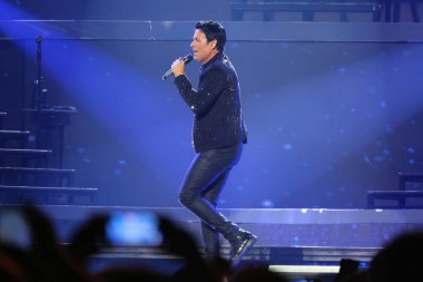 Şarkıcı Chayanne, 29 Mayıs 2025 'te İspanya' nın Madrid kentinde Movistar Arena 'da verdiği konserde performans sergiliyor.