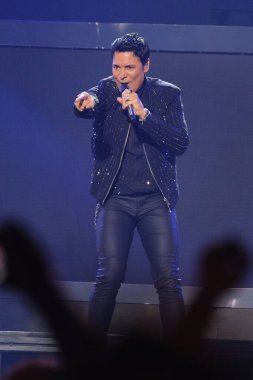 Şarkıcı Chayanne, 29 Mayıs 2025 'te İspanya' nın Madrid kentinde Movistar Arena 'da verdiği konserde performans sergiliyor.